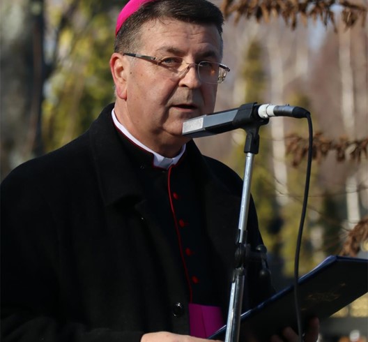 Biskup Šaško predvodio molitvu na oskvrnutim grobovima hrvatskih vojnika na Mirogoju